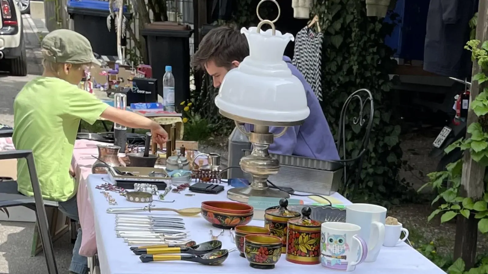 Beim Flohmarkt lernt sich die Nachbarschaft besser kennen. (Foto: pst)