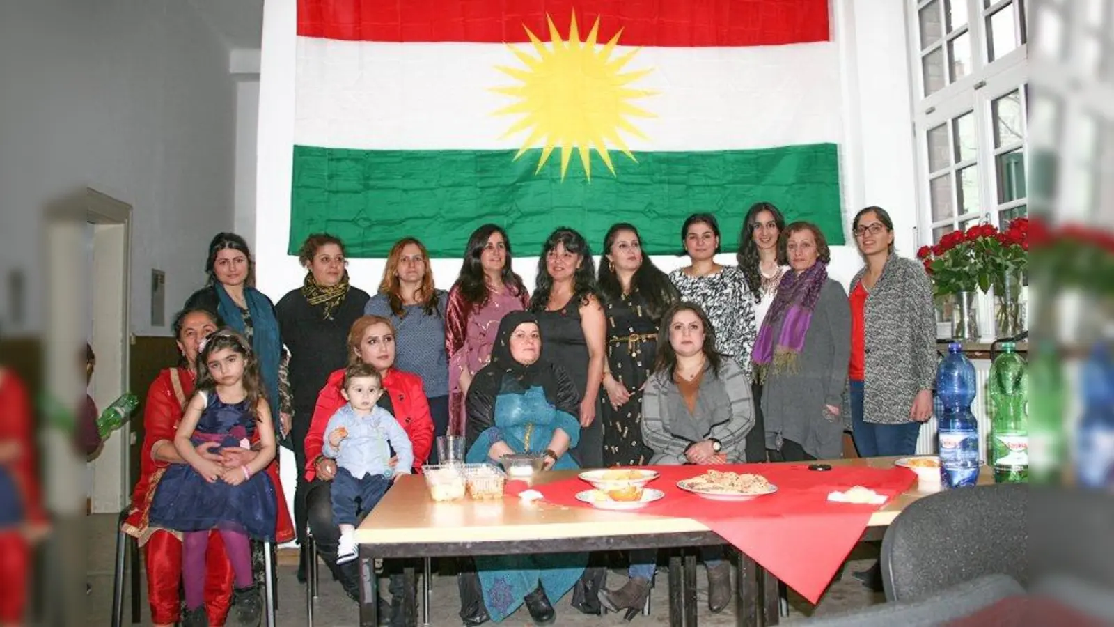 Am Weltfrauentag versammelten sich die weiblichen Mitglieder unter der kurdischen Flagge. (Foto: vzfem)