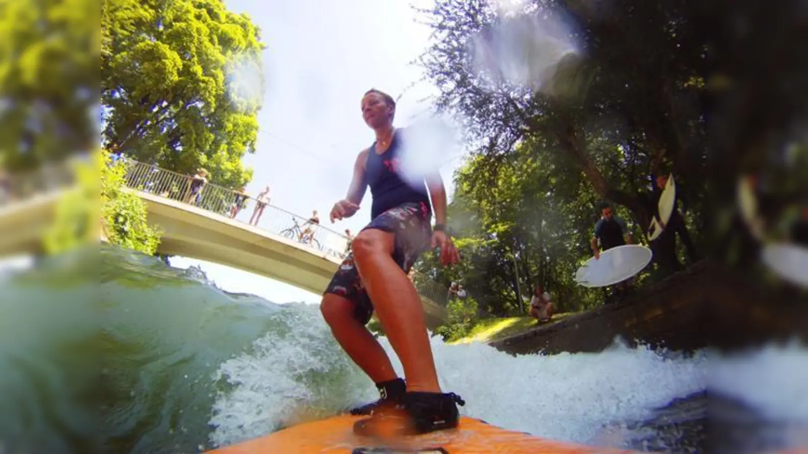 Petra Offermanns beim Surfen an der Floßlände, als das noch ging, so ihr Kommentar.  (Foto: agentur-milchstrasse.de)