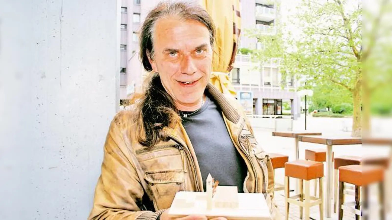 Pfarrer Hartmut Thumser mit dem Mini-Modell des neuen Gemeindehauses.	 (Foto: Tränkel)