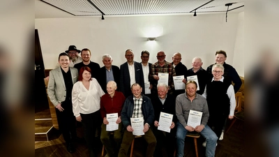 Der Designierte Bürgermeister Johannes Stadler (l.) freute sich mit vielen CSU-Mitgliedern über das Wahlergebnis.  (Foto: CSU Petershausen)