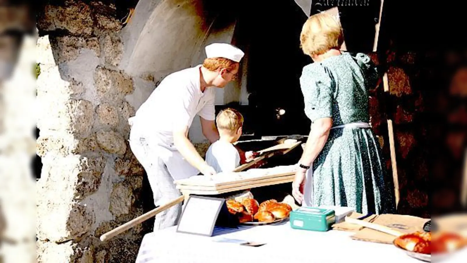 Frisches Brot aus dem Holzofen, das erinnert Markus Wasmeier an seine Kindheit.	 (Foto: Wasmeier Museum)