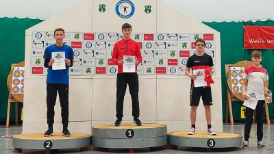 Lorenz Krammer (r.) belegte den dritten Rang in der Jugendklasse männlich Recurve. (Foto: TSV Dachau 1865)