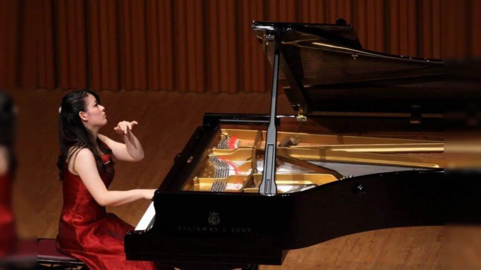 Preisgekrönte junge Pianisten lassen ihre Zuhörer im Steinway-Haus den Alltag vergessen. (Foto: Asia-Europe Academy of Music e. V.)