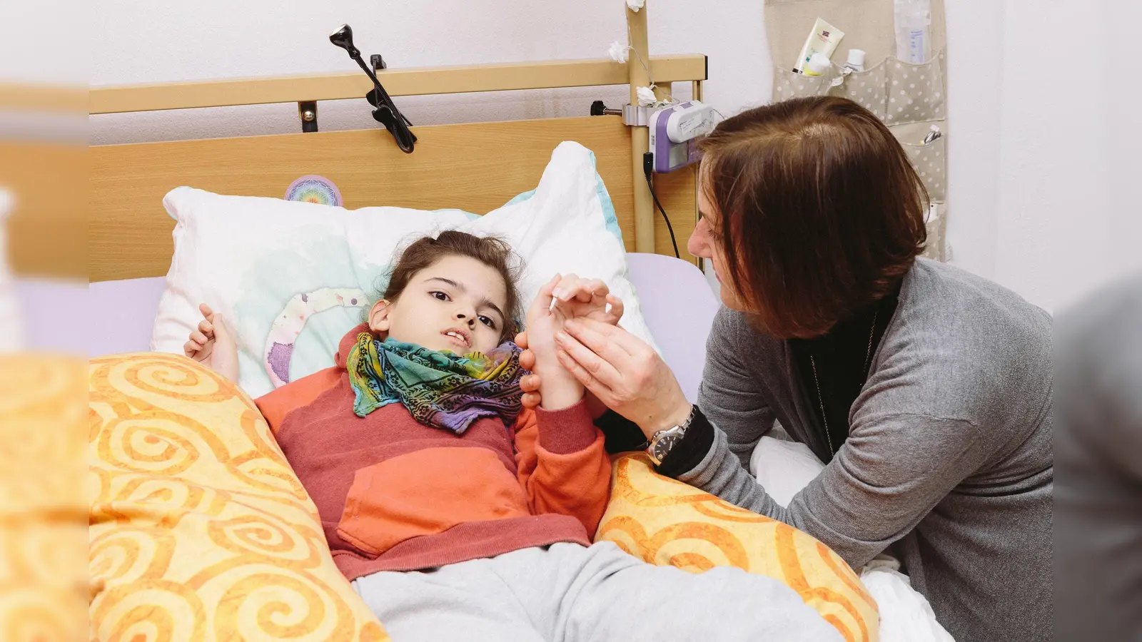 Ein lebensbedrohlich erkranktes Kind zu begleiten erfordert viel Kraft. Aber viele schöne gemeinsame Momente sind für beide Seiten sehr bereichernd. (Foto: Stiftung AKM)