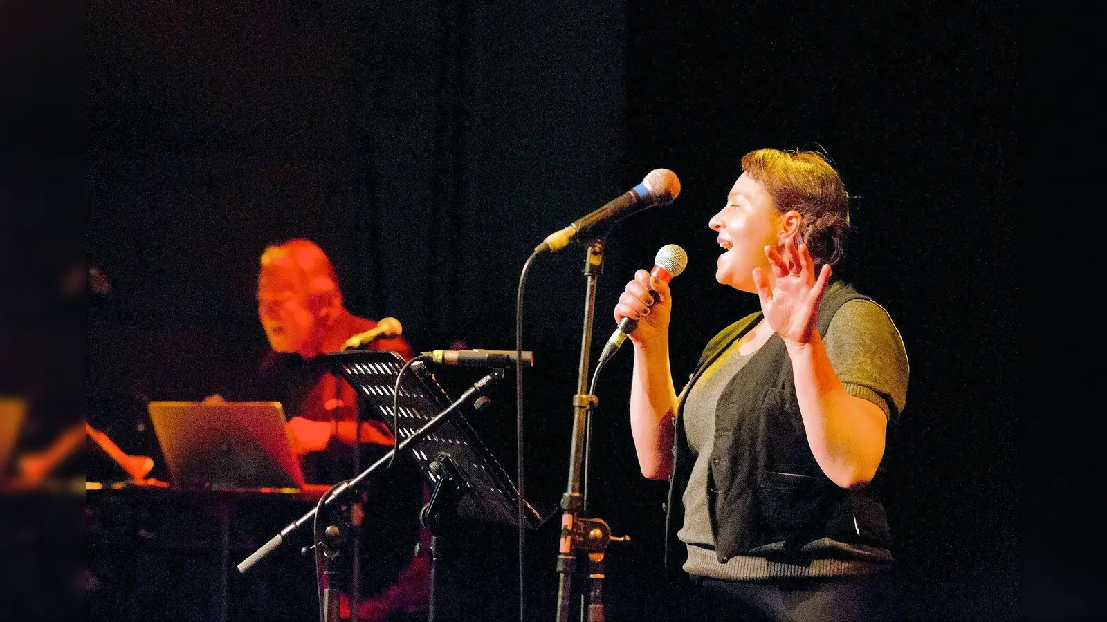 Von Arien über Chansons bis hin zur Popmusik reicht das Repertoire des „Theaters et cetera”. An zwei Abenden ist es im TamS zu Gast.  (Foto: © Benjamin Schmidt)