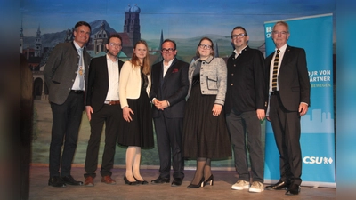 Der Vorsitzende der CSU Moosach-Borstei, Alexander Dietrich, mit den Stadtratskandidaten Leo Agerer, Bettina Obersojer, OB-Kandidat Clemens Baumgärtner, Antonia Waldner, Christian Zöller und Alexander Reissl (von links). (Foto: job)