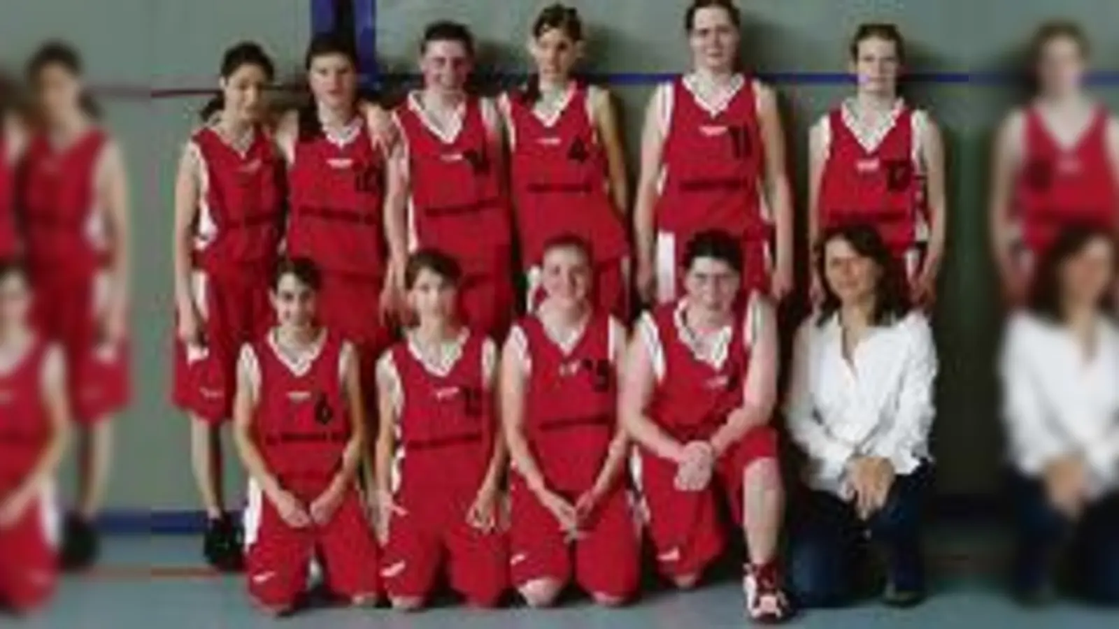 Die zweite Mannschaft U 16 w der TS Jahn spielt in dieser Saison in der Altersklasse U 18 w. Auch sie war an dem Wochenende erfolgreich und wurde mit einer Niederlage südbayerischer Vizemeister. Auch sie spielen nun um die Bayerische Meisterschaft. 	 (F: VA)