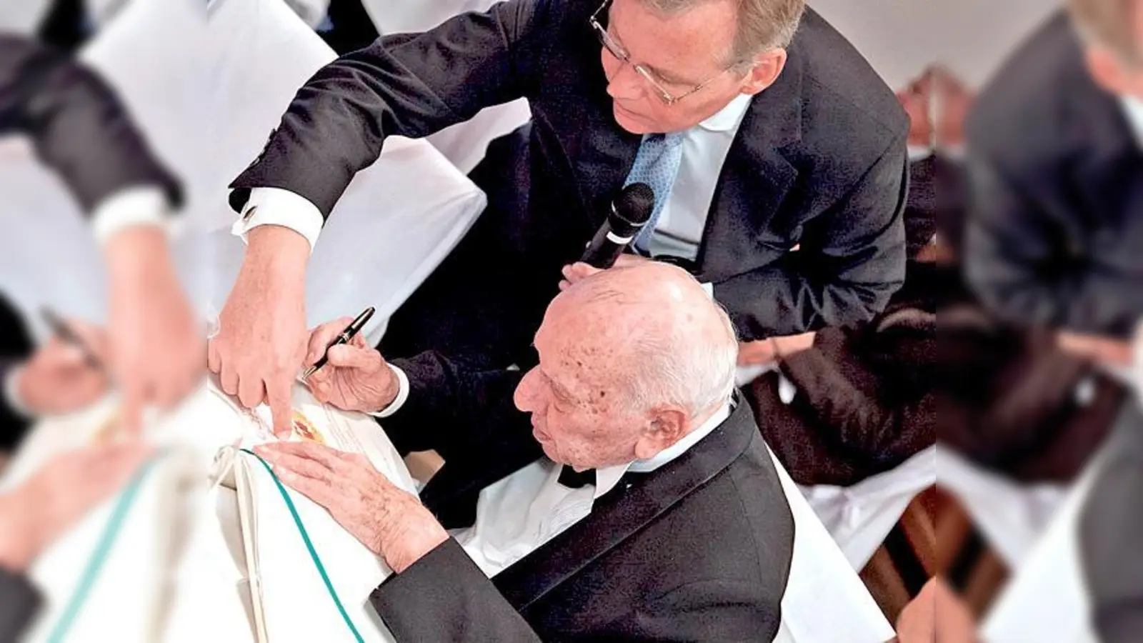 Bürgermeister Jan Neusiedl und Prof. Erich Schulze, der sich anlässlich seines 100. Geburtstages ins  Goldene Buch der Gemeinde eintrug.  	 (Foto: Privat)