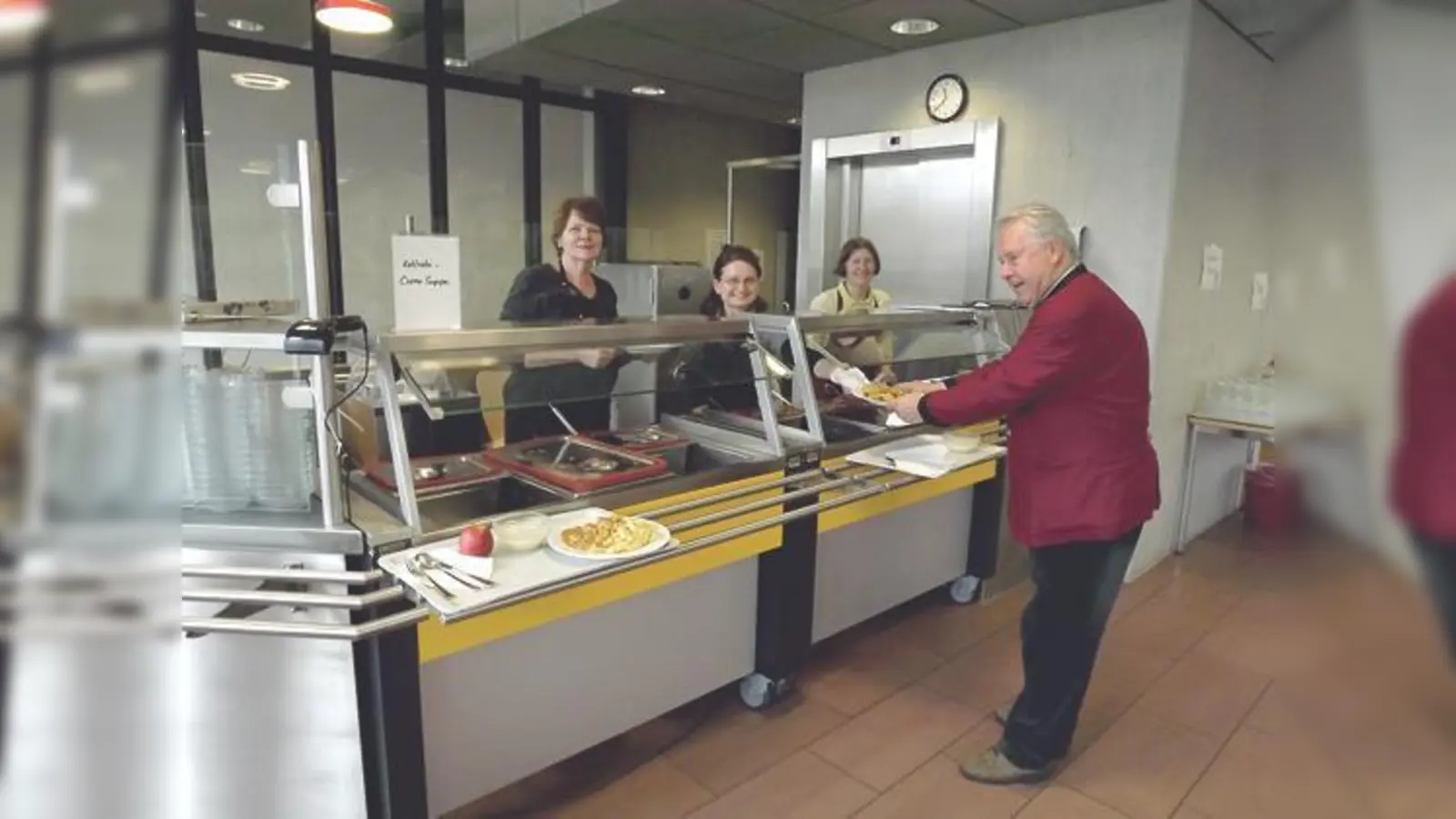 Mensa-Vorsitzender und Gemeinderat Horst Wiedemann bei der Essensausgabe im EMG.	 (Foto: privat)