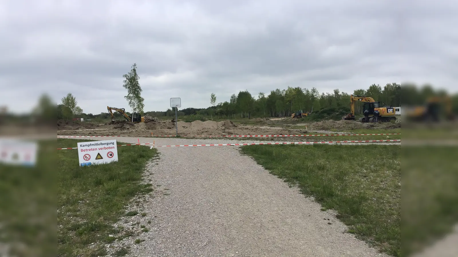 Der Gebietsbetreuer Tobias Maier informiert über den Fortgang laufender Aktivitäten sowie über bevorstehende Maßnahmen im Naturschutzgebiet Südliche Fröttmaninger Heide. (Foto: Daniel Mielcarek)
