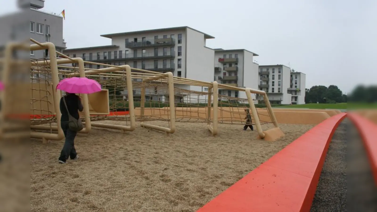 Nur völlig Unentwegte inspizierten im Regen, der nicht aufhören wollte, die neue Spiel- und Freizeitfläche auf dem sogenannten Bahndeckel. (Foto: tg)