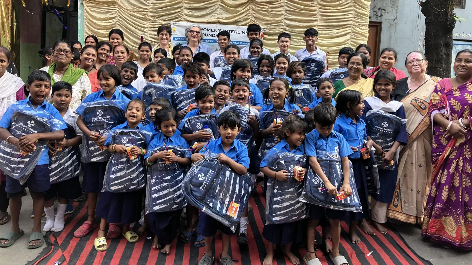 Kinder, die in Kalkutta auf der Straße leben, werden im Pradip-Zentrum unterrichtet, machen unter Anleitung ihre Hausaufgaben, erhalten eine ausgewogene Mahlzeit, Kleidung und werden medizinisch versorgt.  (Foto: Pradip)