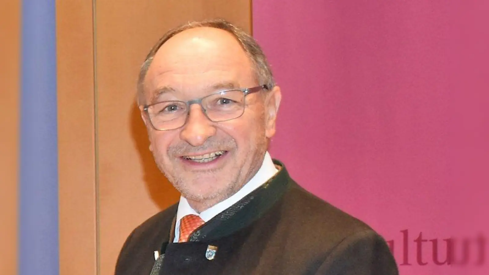 Karl Roth wird mit dem Titel „Altlandrat” geehrt. (Foto: Hauck)