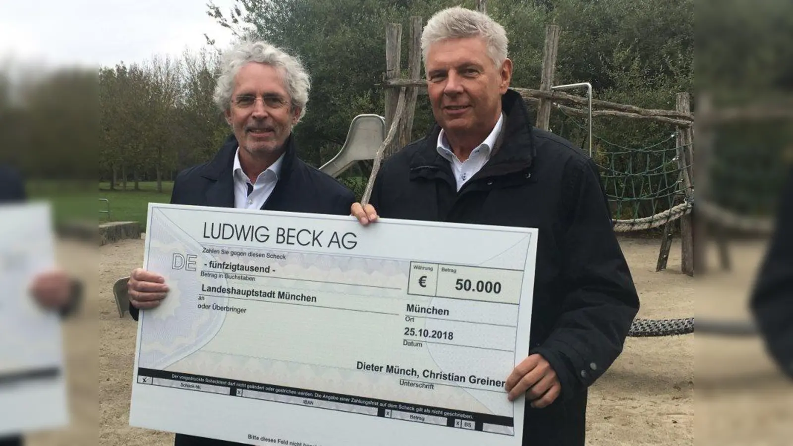 Dieter Münch (l.) überreichte den großzügigen Scheck an Oberbürgermeister Dieter Reiter. (Foto: Nagy/Presseamt München)