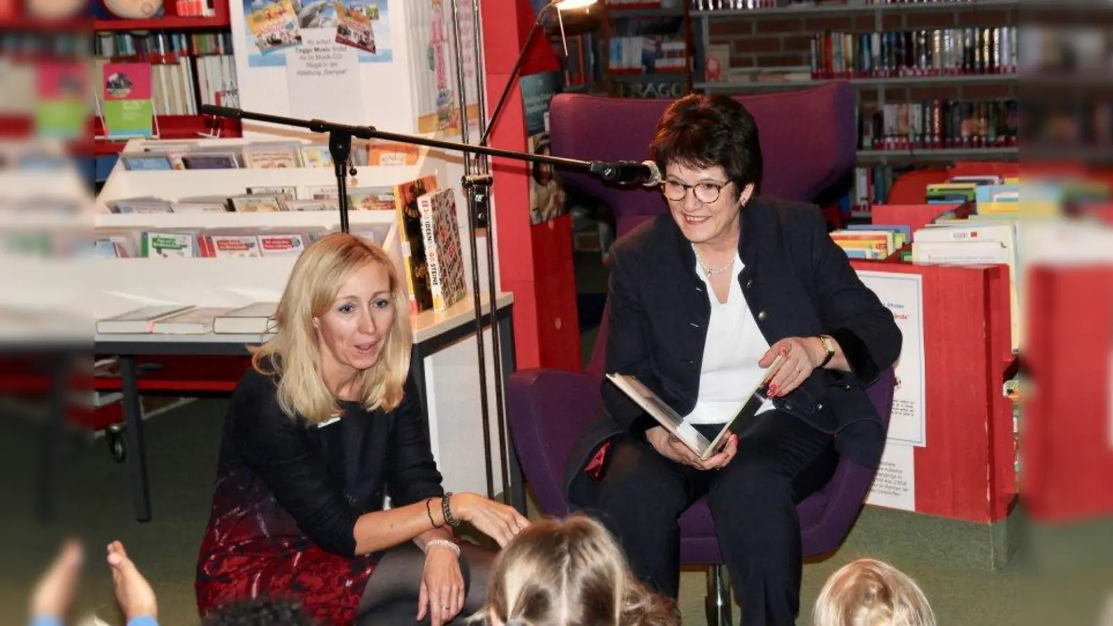 „Lesen ist toll – das möchte ich gern weitergeben.“ Bürgermeisterin Brigitte Kössinger und Bibliotheksleiterin Doreen Kleiner (v.r.) beim Vorlesetag in der Gautinger Gemeindebibliothek. (Foto: us)