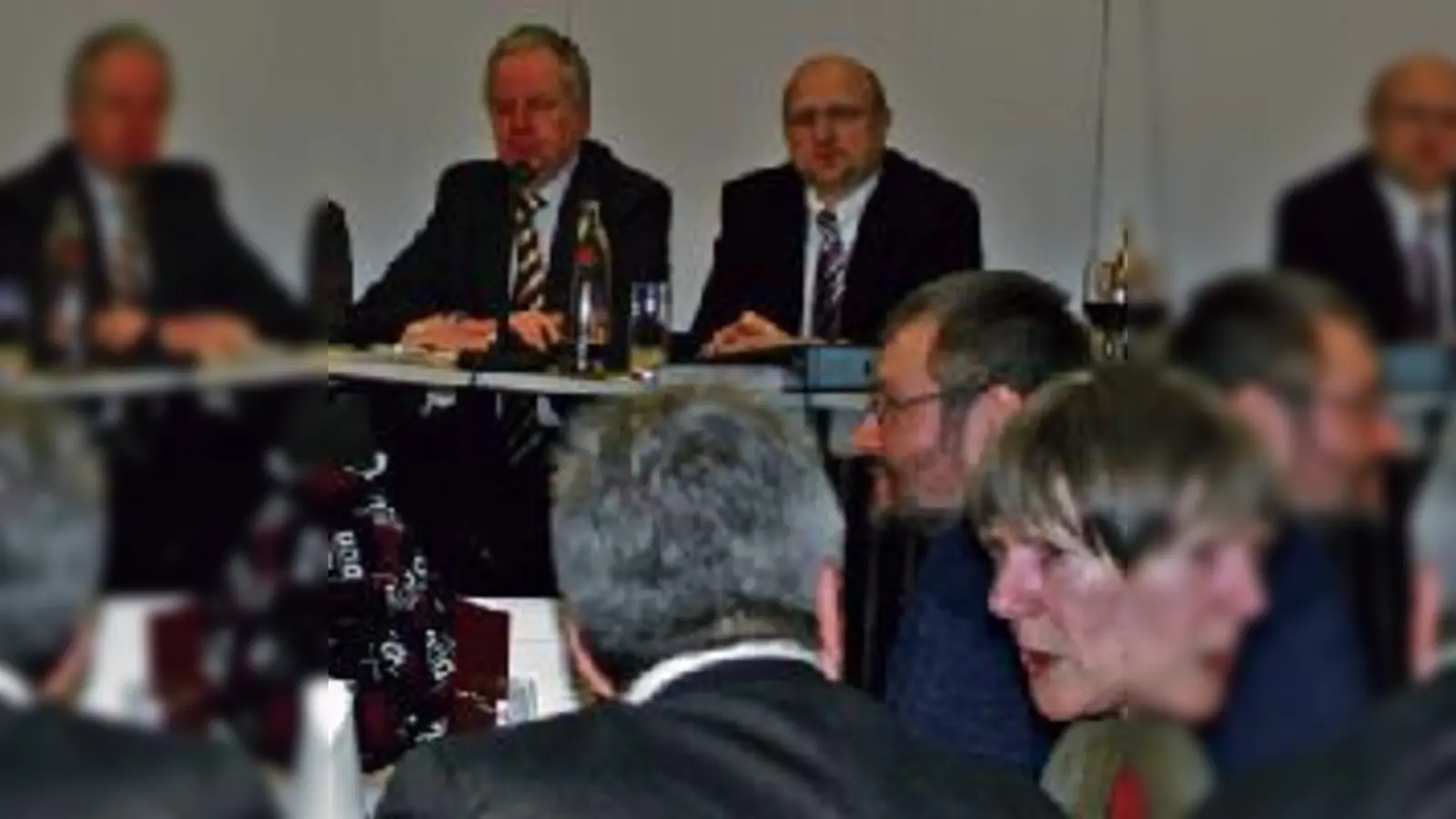 Axel Rothstein und BA-Vorsitzende Antonie Thomsen sowie Olympiapark-Chef Wilfrid Spronk und Veranstaltungsleiter Ralph Huber (v.l.) saßen bei der Januar-Sitzung des BA 11 auf dem Podium. 	 (Foto: em)