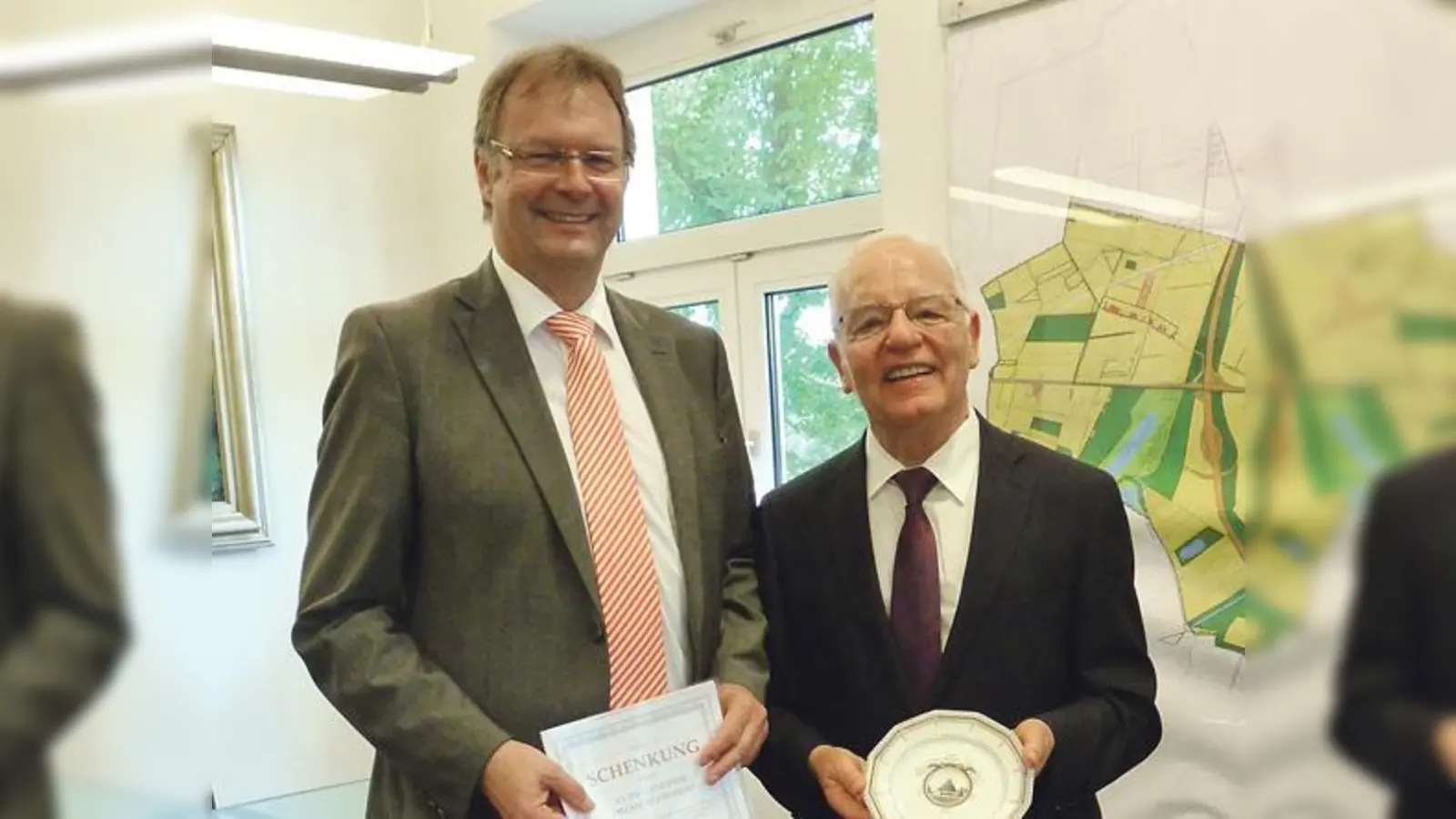 Bürgermeister Christian Kuchlbauer (l.) und Helmut Schreiner freuten sich über den Teller.	 (Foto: VA)