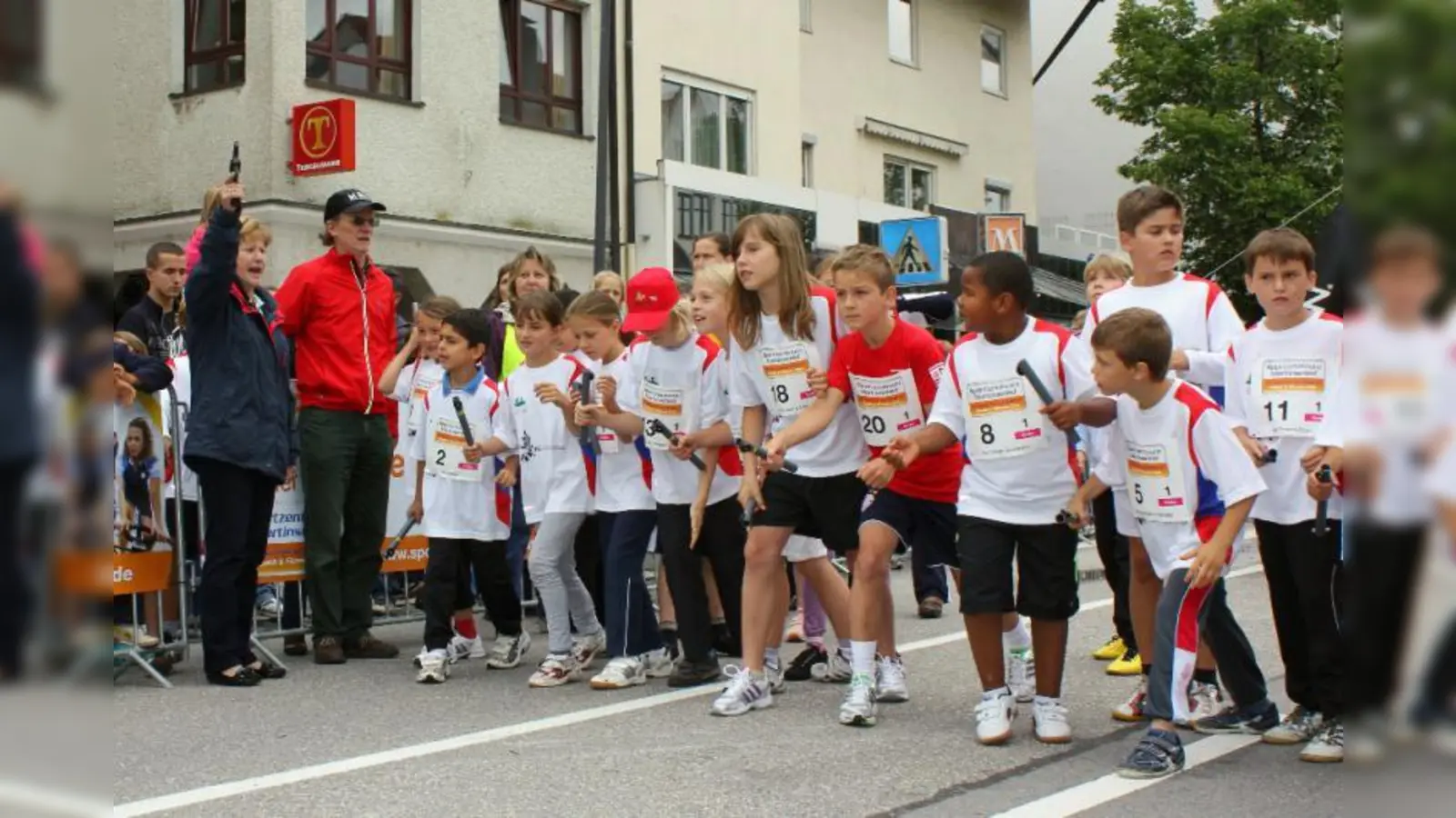Bürgermeisterin Annemarie Detsch (li.) gab den Startschuss zum ersten Würmtaler Staffellauf. Neben ihr Organisator Jan Heller vom TV Planegg-Krailling. (Foto: US)