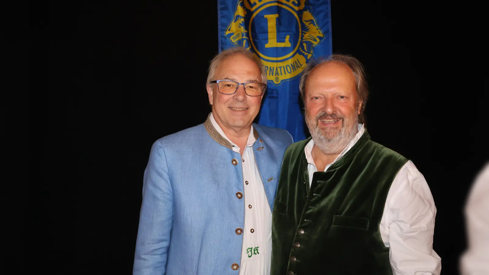Der neue Präsident des Lions Club Starnberger See – Ludwig II. 2025/2026, Jochen Kälin, mit seinem Vorgänger Michael Behrens (rechts). (Foto: Lions)