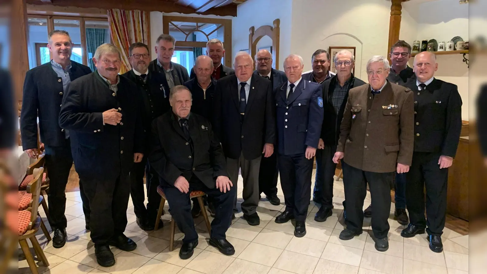 Der neue Kreisverband: Von links: Weigl Hubert, 1. Schatzmeister; Reitsberger Georg, Stv. Landrat und Wahlleiter; Bradler Manfred, 1. Vorsitzender; Hemauer Alfons, 1. Schriftführer; Kirschbaum Josef, 2. Vorsitzender; Binder Hans, Ausschussmitglied; Hofer Johann, Ausschussmitglied; Rothhaupt Rudolf, 2. Schriftführer; Leidl Karl, 3. Vorsitzender; Hartl Otto, Ausschussmitglied; Röckenschuß Franz, Ausschussmitglied;´Reitsberger Ernst, 2. Schatzmeister; Neuser Alexander, Ausschussmitglied; Proske Ulrich, 1. Bürgermeister und Rabe Bernhard, 1. Vorsitzender Oberndorf. (Foto: Hemauer)