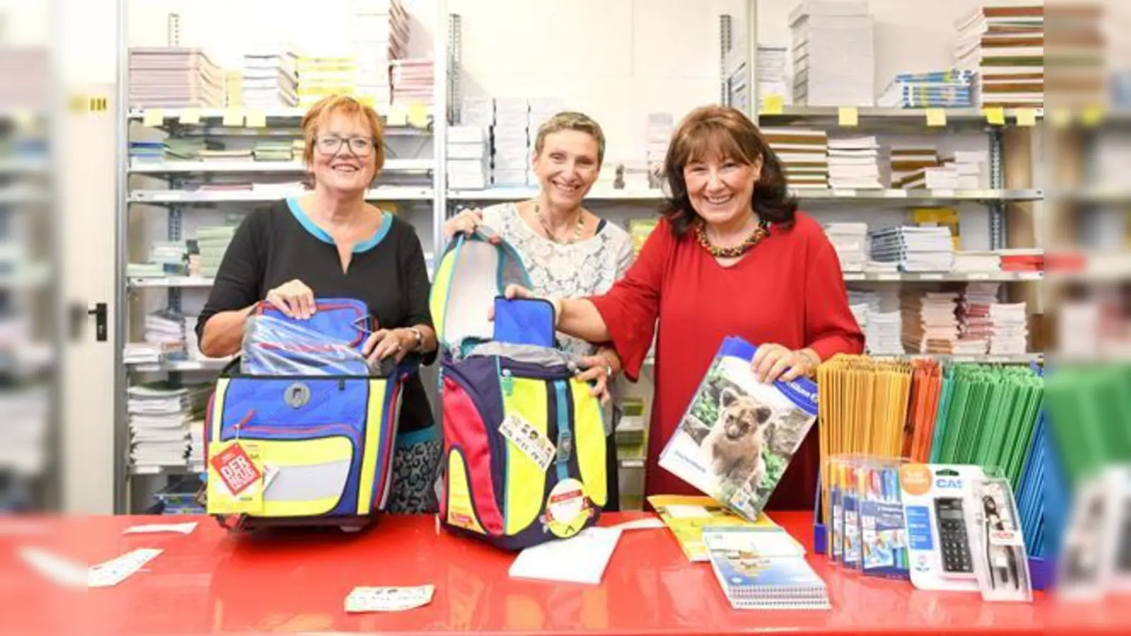 Sie verpacken Federmäppchen, Hefte und Blöcke (v.l.): Waltraud Lucic, Vorsitzende des Münchner Lehrer- und Lehrerinnenverbandes, Stadtschulrätin Beatrix Zurek und Petra Reiter.	 (Foto: Referat für Bildung und Sport/Tobias Hase)