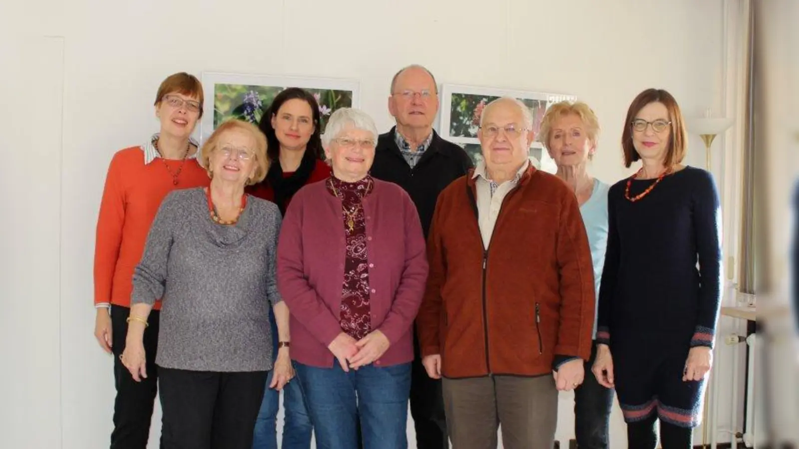 Gutes Team: Elke Hummel (r.), die Leiterin des Alten- und Service-Zentrum (ASZ) Allach-Untermenzing, sowie die ASZ-Mitarbeiterinnen Gunda Nickel (l.) und Manuela Arnsperger (3.v.l.) zusammen mit den freiwilligen Helfern Regina Schmidt (2.v.l.), Irene Moosmüller (4.v.l.), Willy Rohrbach (4.v.r.), Karl Bammesberger (3.v.r.) und Gisela Kraus. (Foto: sb)
