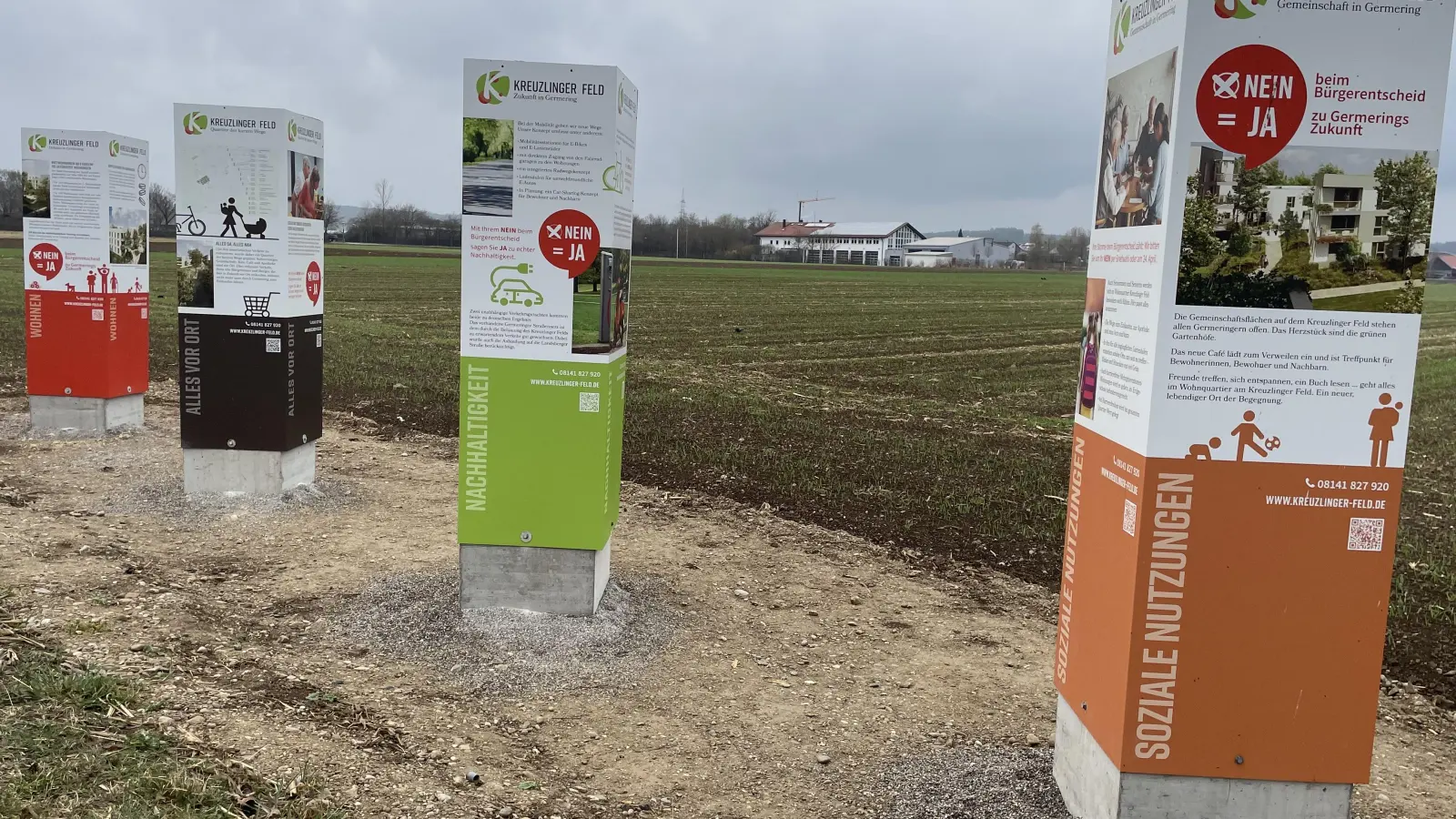 Am Kreuzlinger Feld wurden zum Bürgerentscheid 2022 diese bunten Stelen aufgestellt. Jetzt werden die seither erarbeiteten Ergebnisse gezeigt. (Foto: pst)