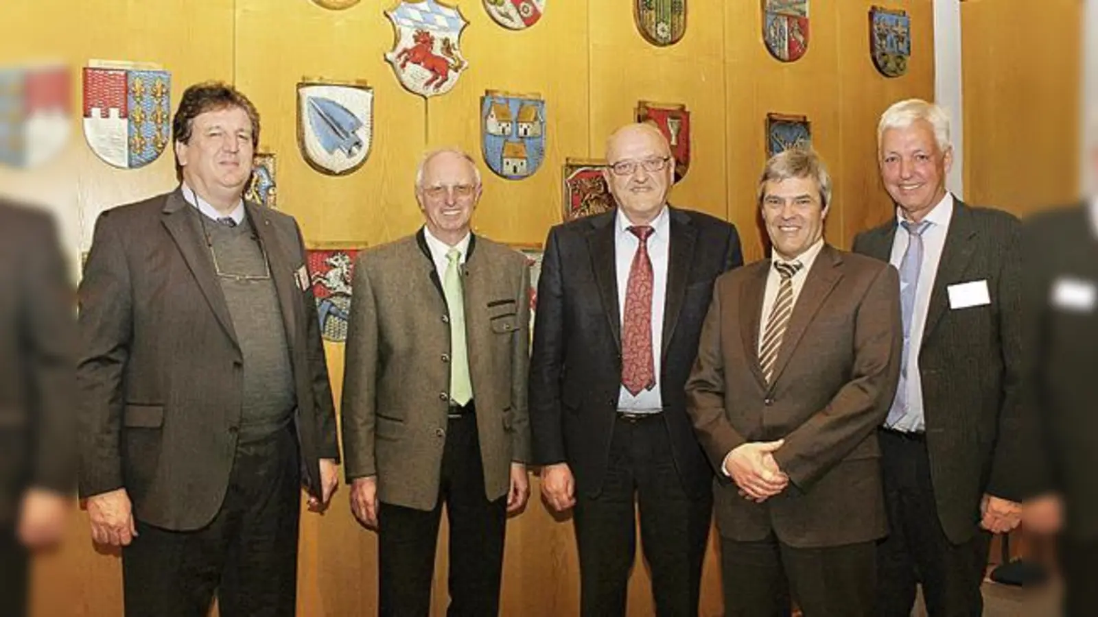 Empfang im Landratsamt: Prof. Dr. Rainer Gadow, Dr. Peter Bartl, Jakob Schwimmer (stellv. Landrat), Dr. Jens Ortner (stellv. Institutsleiter) und Prof. Dr. Jürgen von Czarnecki (von links).  (Foto: LRA Erding)