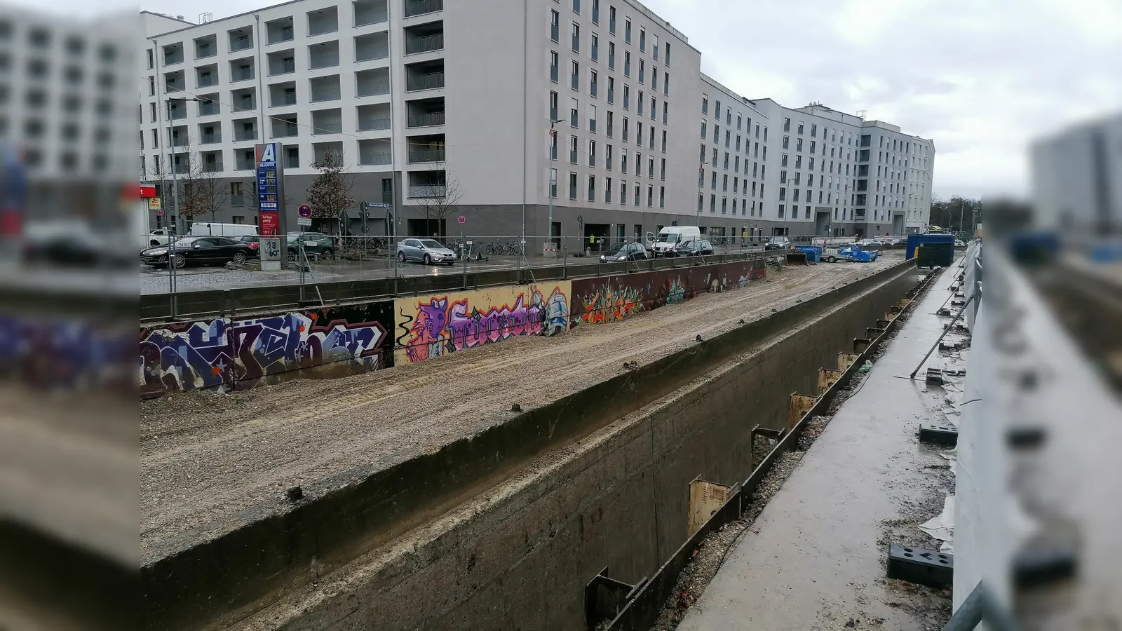 Die Tram-Rampe wird aufgefüllt. Die Graffitti verschwinden. (Foto: job)
