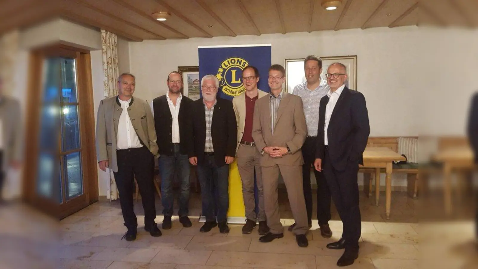 Die neue alte Führungsmannschaft bei den Lions: Helmut Riedl (Schatzmeister), Dr. Bernhard Kann (erster Vize), Ralf Scharnitzky (Präsident), Matthias Bechtold (zweiter Vize), Rochus-Marian Eder (Sekretär), Heiko Folkerts (Clubmaster) und Thomas Orbig (Pastpräsident) (von links). (Foto: urs)