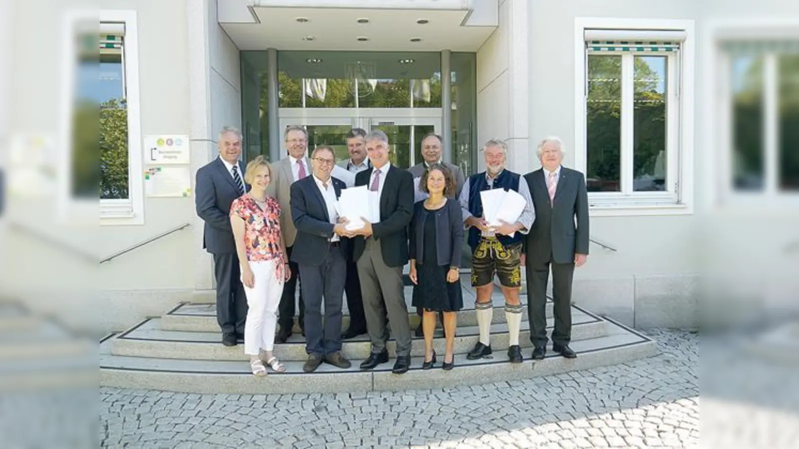 Klaus Thurnhuber, Dr. Michael-Martin Schmid, Andreas Hallmannsecker, Leonhard Wöhr; vorne: Sonja Knüpfer, Karl Heinz Eisfeld, Olaf von Löwis, Heike Weber, Jakob Egelseder, und Hans Härtlbei der Übergabe der Startersets.	 (Foto: Rotary Club Holzkirchen)