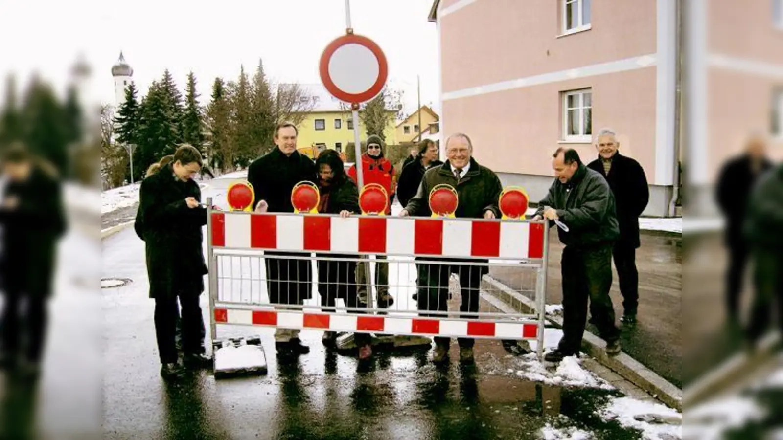 Seit dem 21. Dezember ist die Ortsdurchfahrt wieder frei. Bürgermeister Josef Riemensberger (4. von rechts) und Gemeinderat Siegfried Gruber (rechts) helfen, die Absperrung zu entfernen.	 (Foto: Privat)