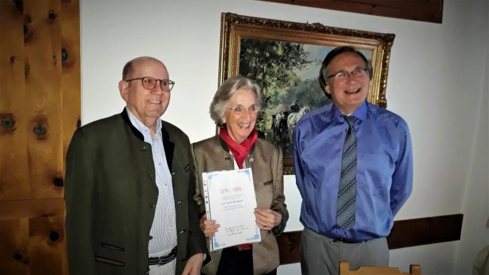 Hermann Vogel (1. Vorsitzender der NHS, links) und Dr. Josef Fischer (2. Vorsitzender der NHS) überreichten Gräfin Sophie Montgelas die Urkunde über die Ehrenmitgliedschaft. (Foto: Vogel)