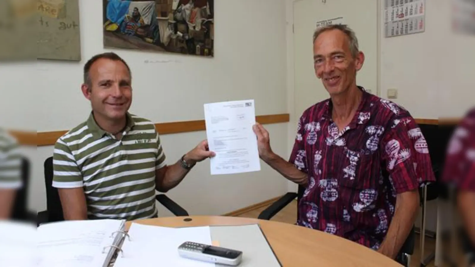 Da ist das Ding! Wedigo von Wedel (re.) und Torsten Sowa vom H-TEAM e.V. mit dem Schreiben, in dem die Fehlbedarfsförderung bestätigt wird.	 (Foto: cr)