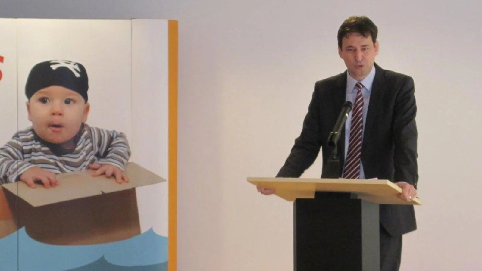 Für Staatssekretär Georg Eisenreich ist das MINIHAUS, wie er in seinem Grußwort betonte, „ein wichtiger Schritt hin zum Bildungscampus am Westpark“. (Foto: pi)