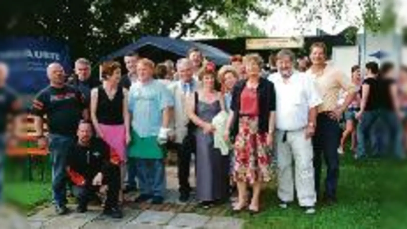 »Klassentreffen«: Zahlreiche Besucher fanden den Weg zum »Dülfer«. Darunter auch Dr. Rainer Großmann, Erika Fellner, Elke Geweniger vom Kreisjugendring und Dr. Getraud Burkert (vorne ab Mitte) und Dr. Axel Berg (rechts). 	 (Foto: VA)