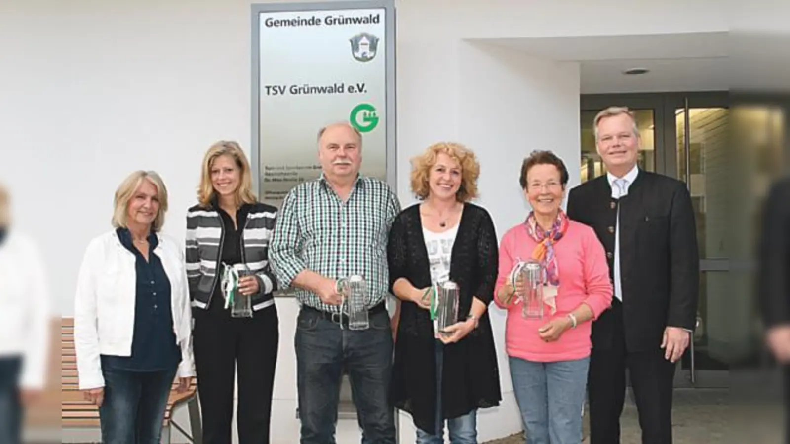 Vorsitzende Dr. Christine Paeschke (l.) und Bürgermeister Jan Neusiedl (r.) gratulierten Claudia Rapp, Georg Emsländer, Ingrid Reichling und Hildegard Durner zu 40 Jahren Mitgliedschaft im TSV Grünwald.	 (Foto: hol)