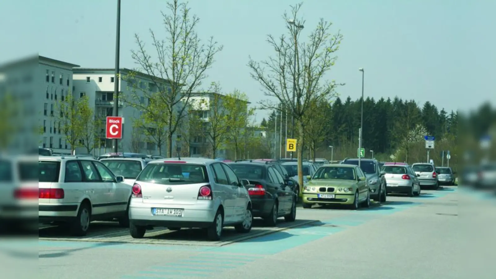 Auf der P+R Anlage am Klinkum sind die Parkbereiche A bis D farbig ausgewiesen. Dadurch wirkt der Parkplatz übersichtlicher. Die blauen Fußwegmarkierungen erleichtern zudem die Orientierung. (Foto: sb)