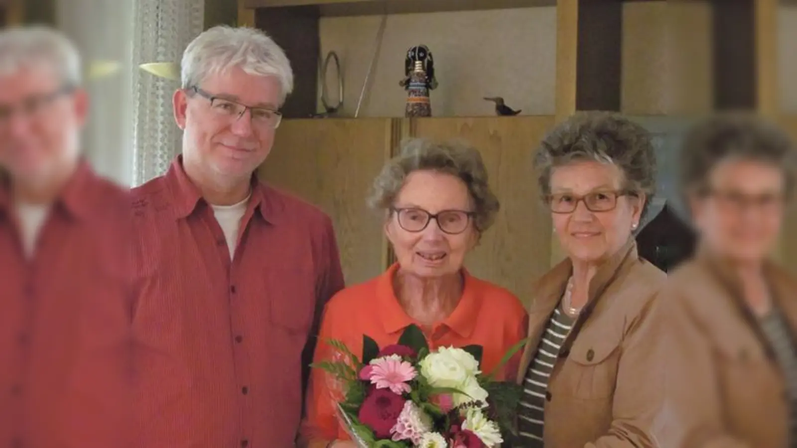 Rosemarie Sure (rechts), die den Tischdienst ebenfalls seit Eröffnung des Hauses organisiert, und Heimleiter Klaus Stierstorfer bedankten sich herzlich für den treuen Dienst und überreichten Ilse Michl (Mitte) einen Blumenstrauß.	 (Foto: privat)