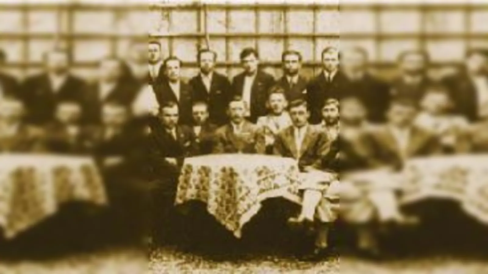 80 Jahre SC Isaria: noch eine reine Männerrunde war der Verein kurz nach der Gründung, 1930 (in der Mitte Vorstand Martin Weichselbaumer). Heute sind die Mädls fast stärker als die Jungs.	  (Foto: Verein)