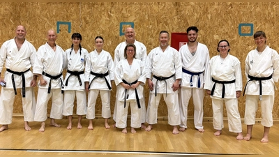 Gemeinsames Training: Anja und Alex Kaufmann (Bildmitte) sowie Karatekas aus Slowenien und Kroatien. (Foto: 1. Budo-Verein Herrsching e.V.)