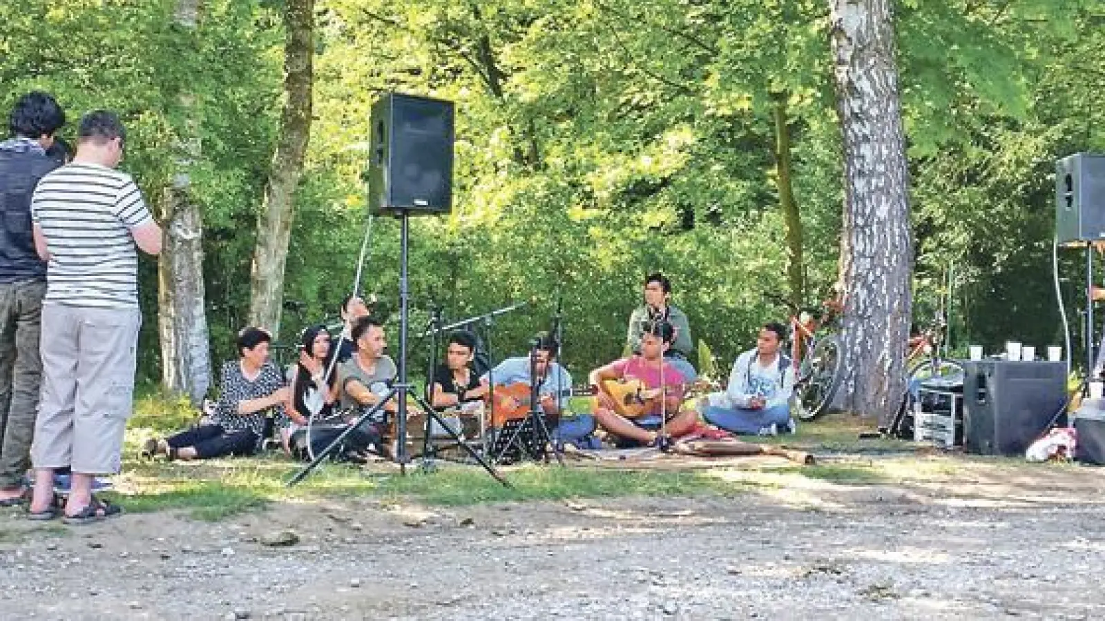 Geflüchtete und Helfer hatten viel Spaß beim gemeinsamen Essen, Musizieren, Tanzen und Ballspielen.	 (Fotos: VA)