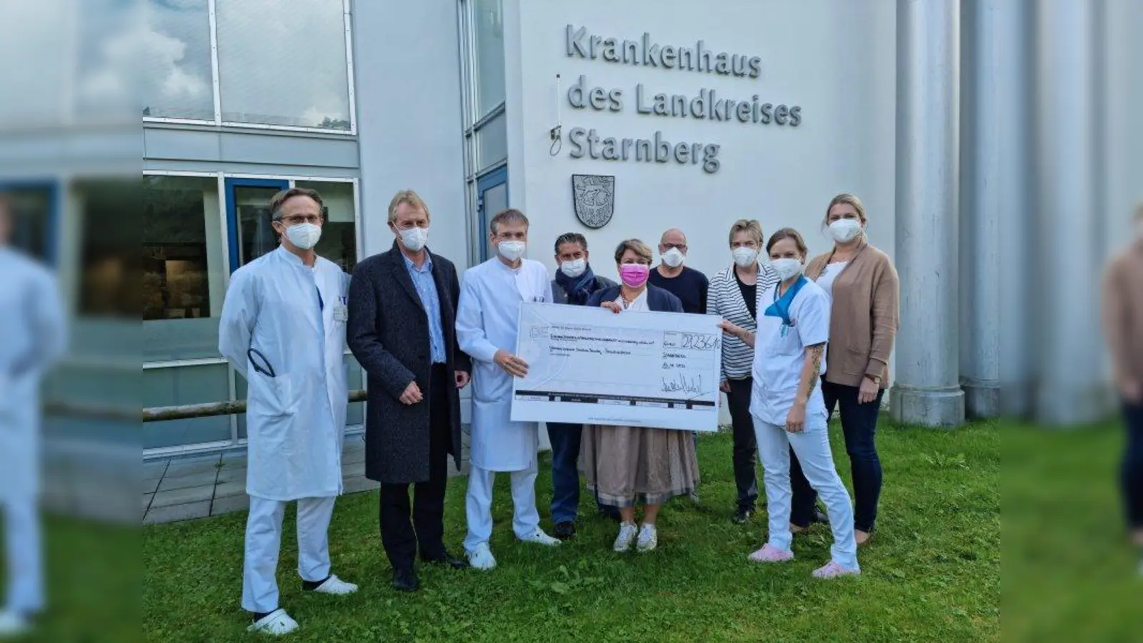 Über die Spende von Indi Herbst (fünfte von links) und ihrem Mann Oliver (vierter von links) freuten sich (von links) Professor Dr. Florian Krötz, Wernher Weigert, Dr. Wolfgang Schweiger, Klinik-Geschäftsführer Heiner Kelbel, Barbara Huber (Beisitzerin Freundeskreis und Referentin der Geschäftsführung Starnberger Kliniken) sowie Lisa Weiler und Pflegedirektorin Susanne Müller. (Foto: Starnberger Kliniken)