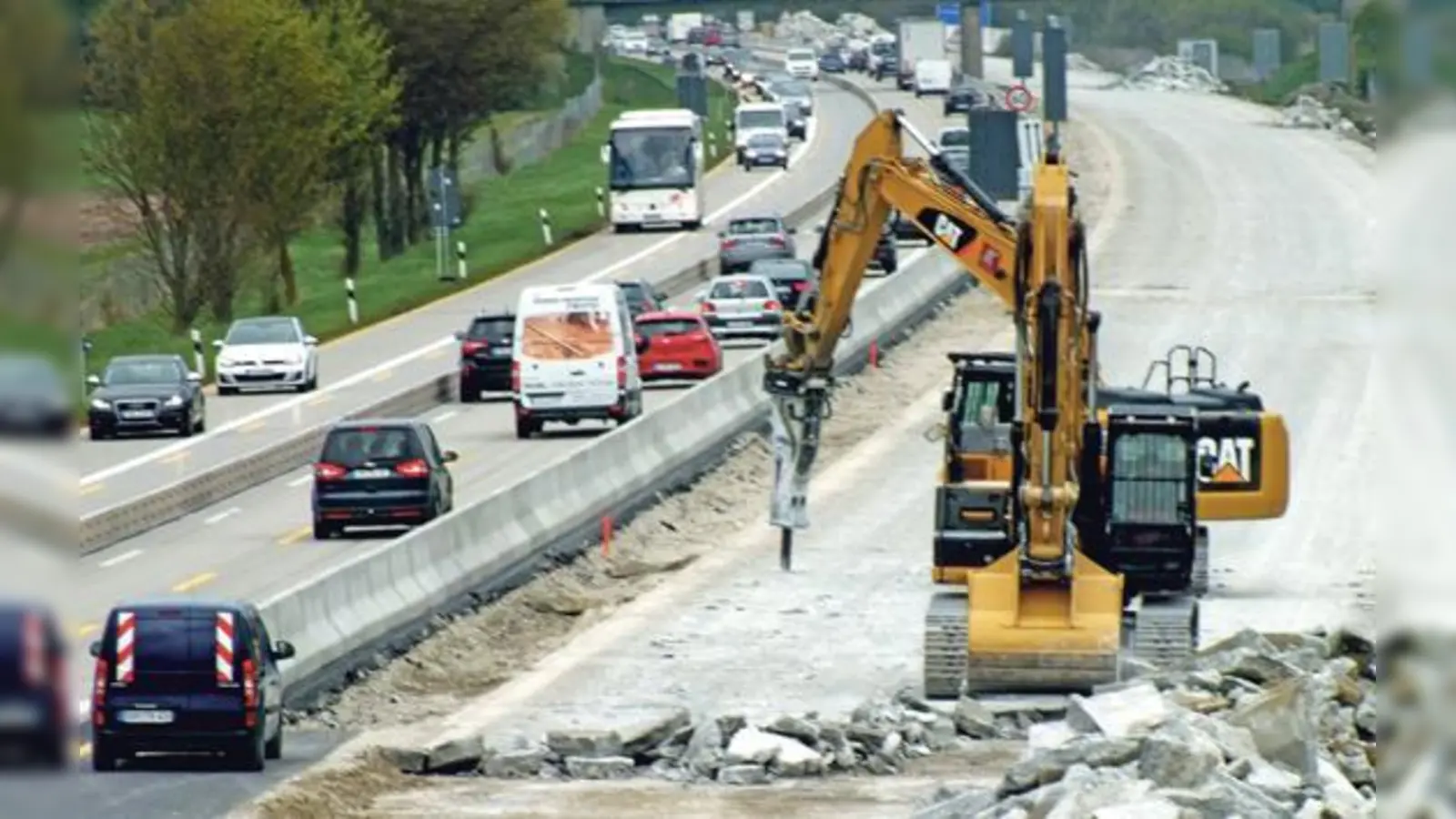 Dauerbaustelle A92: Kaum ist die Sanierung des einen Abschnittes (unser Bild) fertig, wird diesmal im Bereich Feldmoching bis Eching ausgebaut.  (Foto: kw)
