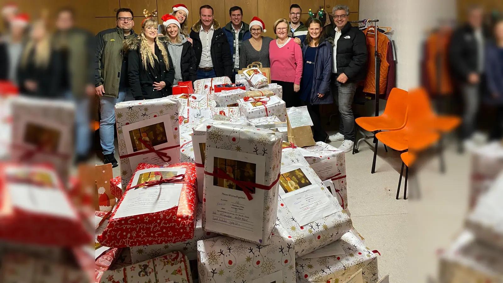 Das blueants-Team und die Mitarbeiterin der Tafel mit den vielen Geschenken für die Kinder. (Foto: blueants )