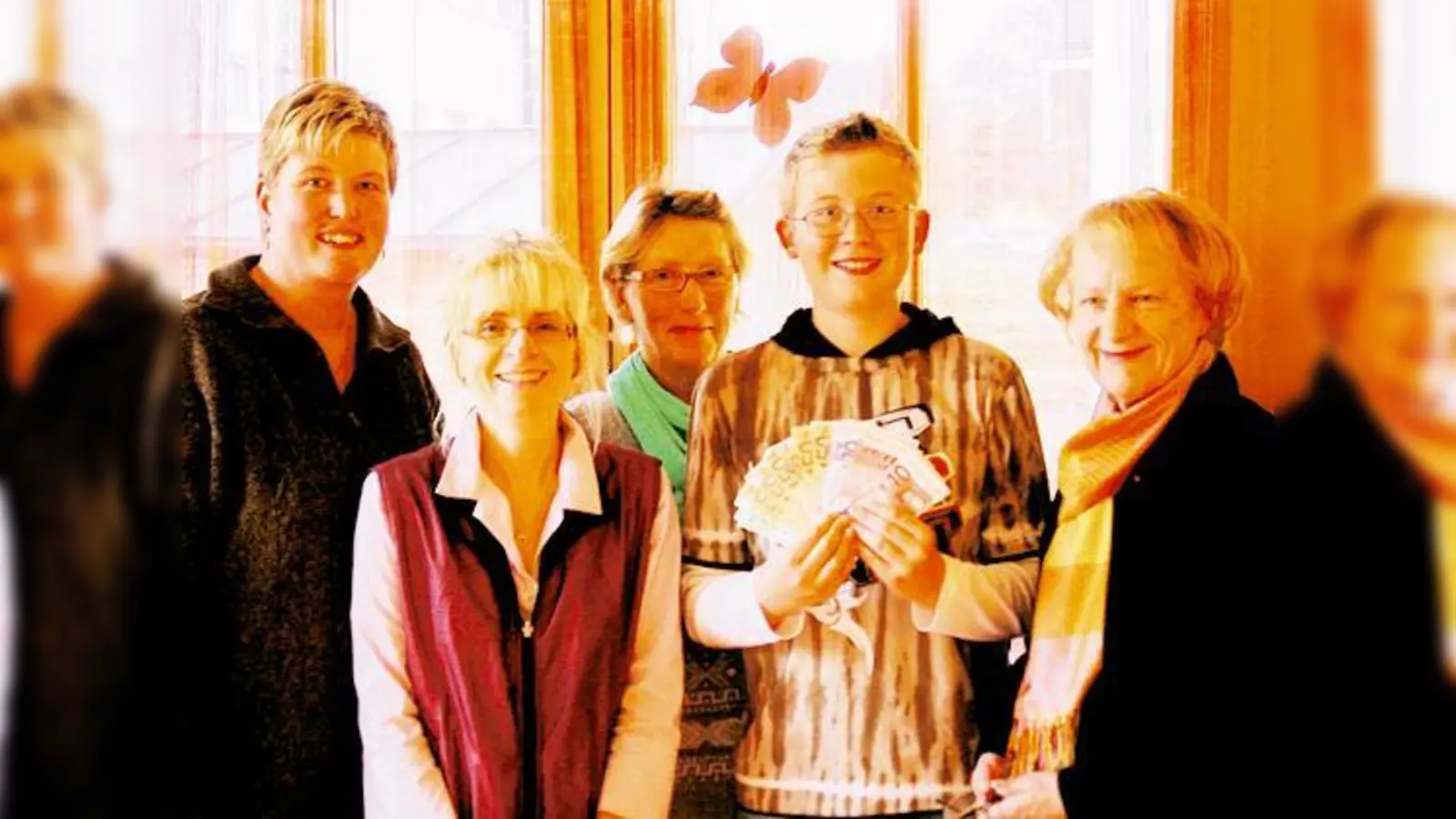 Anke Risi und Sonja Aigner (Leitung Basarteam), Hannelore Rhode (Geschäftsleitung Sozialstation), Andreas Risi (Basarteam) und Hildegard Springer (erste Vorsitzende der Sozialstation) bei der Übergabe des Geldes (v.l.n.r).	 (Foto: Privat)