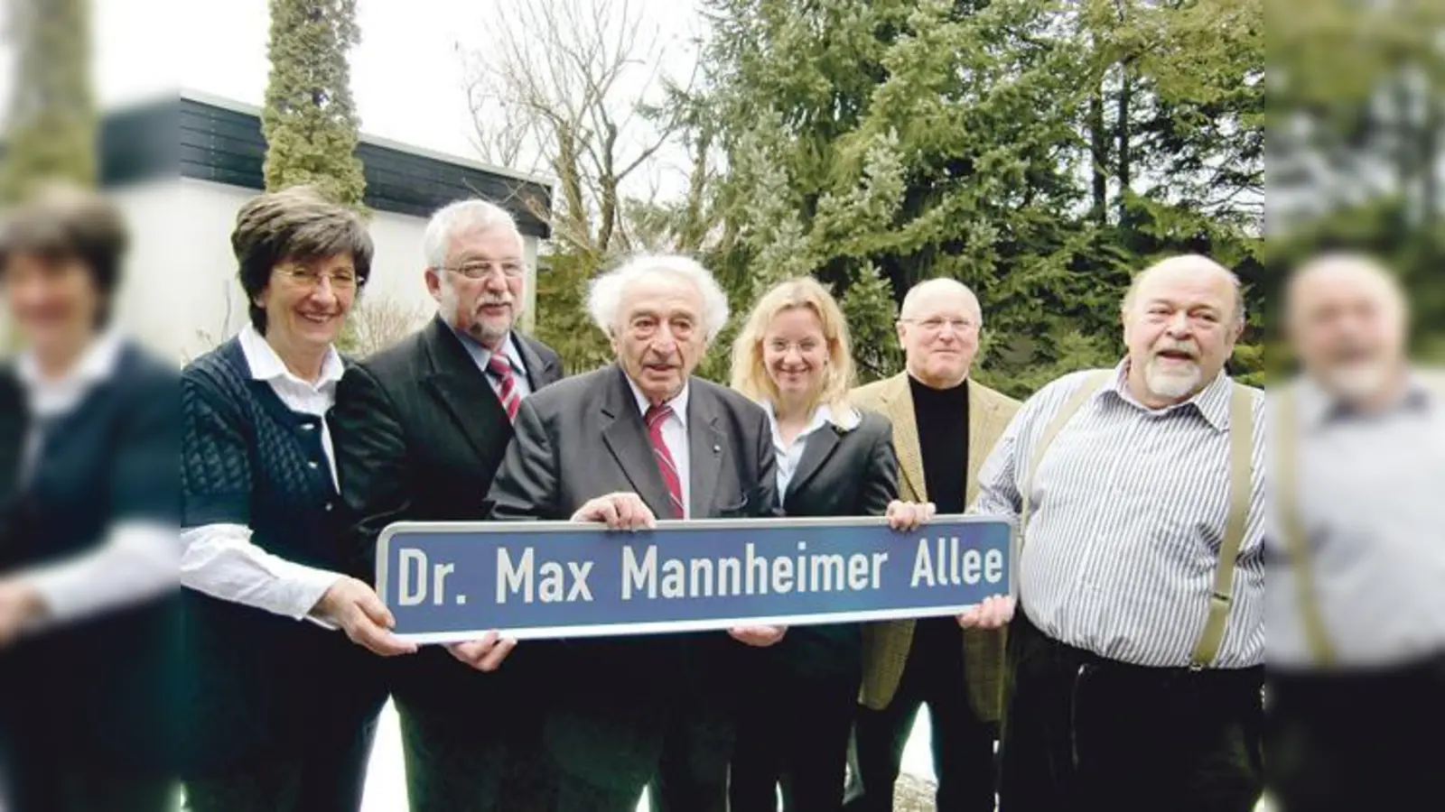 Dieses Straßenschild erhielt Max Mannheimer (3. v. li.) vor sieben Jahren zum 90. Geburtstag. Jetzt fordern die Sudetendeutschen die offizielle Benennung von Straßen nach Max Mannheimer.	 (Foto: Archiv/hgb)
