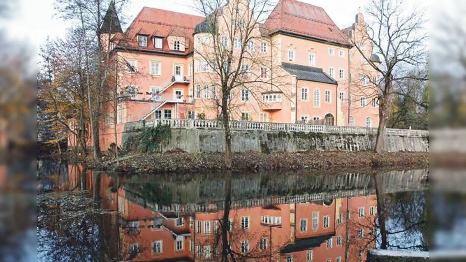 Aus der Distanz macht das Wasserschloss einen stattlichen Eindruck, aber bei näherem Hinsehen erkennt man, dass weitere Restaurierungsarbeiten notwendig sind.	 (Foto: kw)