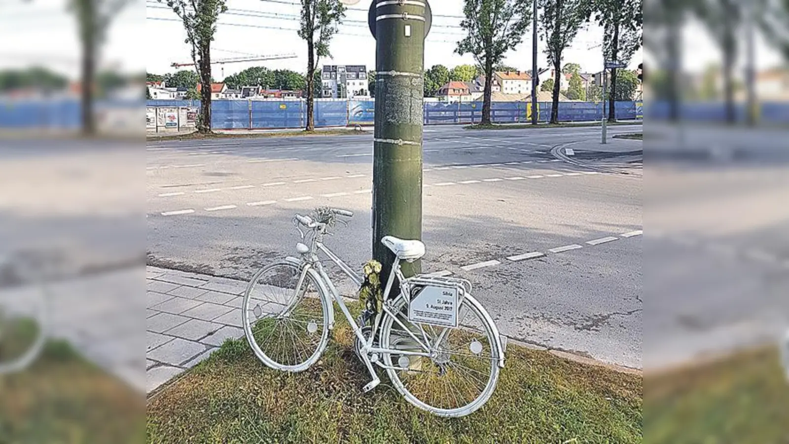 Das Ghostbike an der Ecke Welfenstraße/Regerstraße erinnert an den Unfalltod einer 51-jährigen Münchnerin.	 (Foto: bs)